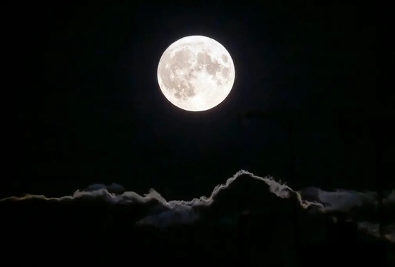 تصاویری زیبا از «ابرماه آبی» شب گذشته در سراسر دنیا