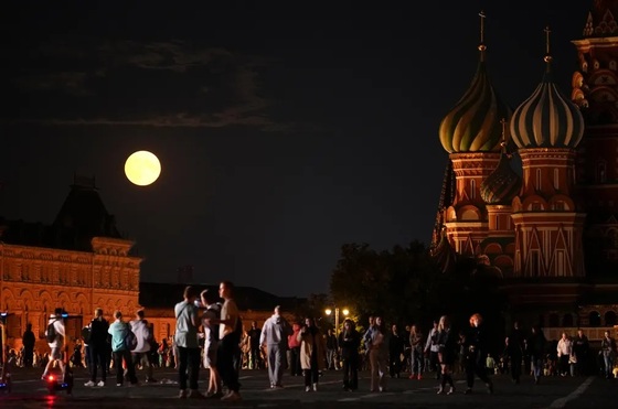 تصاویری زیبا از «ابرماه آبی» شب گذشته در سراسر دنیا