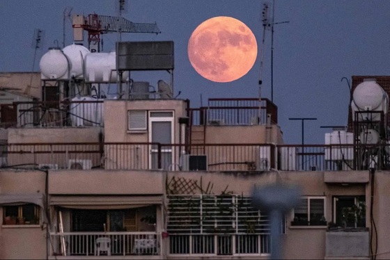 تصاویری زیبا از «ابرماه آبی» شب گذشته در سراسر دنیا