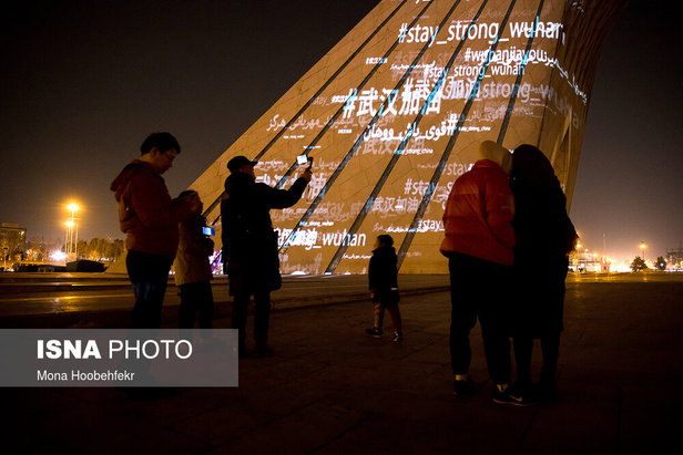 ویدئوی همدلی مردم ایران با ملت چین در میدان آزادی برای مبارزه با ویروس کرونا