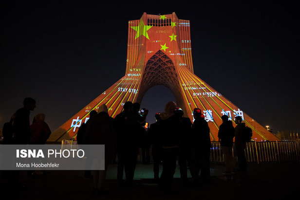 ویدئوی همدلی مردم ایران با ملت چین در میدان آزادی برای مبارزه با ویروس کرونا