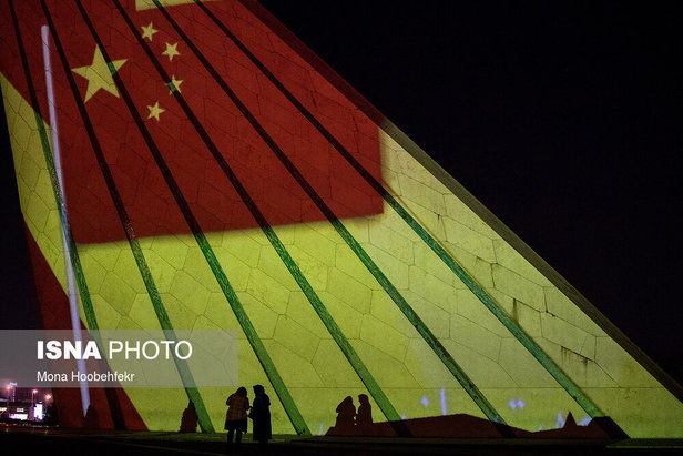 ویدئوی همدلی مردم ایران با ملت چین در میدان آزادی برای مبارزه با ویروس کرونا