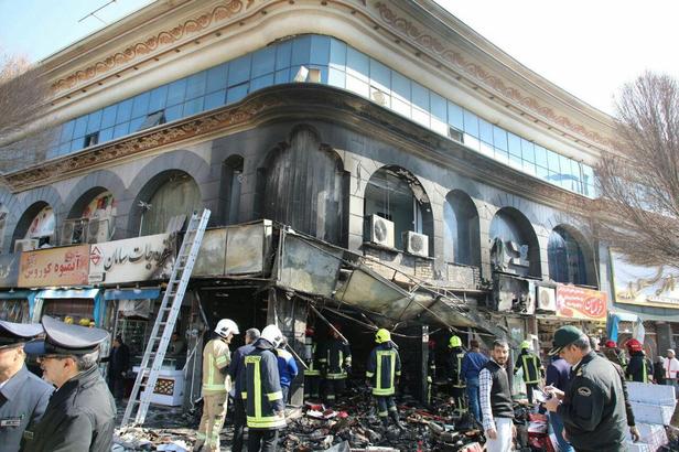 مهار آتش‌سوزی یک کفش‌فروشی در میدان بیت‌المقدس مشهد+ویدئو