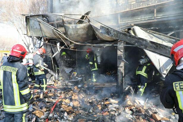 مهار آتش‌سوزی یک کفش‌فروشی در میدان بیت‌المقدس مشهد+ویدئو