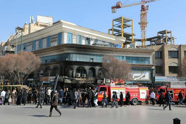 مهار آتش‌سوزی یک کفش‌فروشی در میدان بیت‌المقدس مشهد+ویدئو
