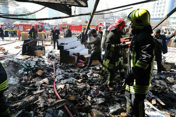 مهار آتش‌سوزی یک کفش‌فروشی در میدان بیت‌المقدس مشهد+ویدئو