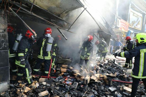 مهار آتش‌سوزی یک کفش‌فروشی در میدان بیت‌المقدس مشهد+ویدئو