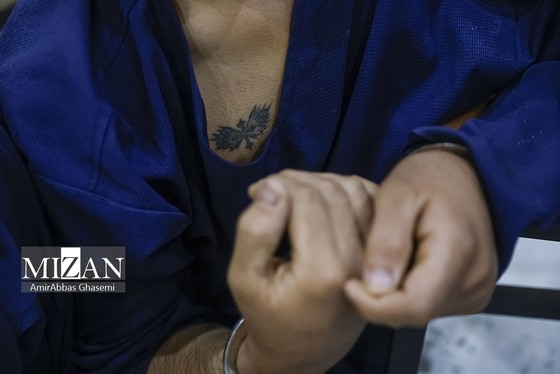 اولین تصاویر از متهمان پرونده قتل داریوش مهرجویی در جلسات بازپرسی + عکس سلاح سرد قاتلان