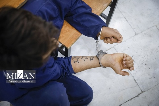 اولین تصاویر از متهمان پرونده قتل داریوش مهرجویی در جلسات بازپرسی + عکس سلاح سرد قاتلان