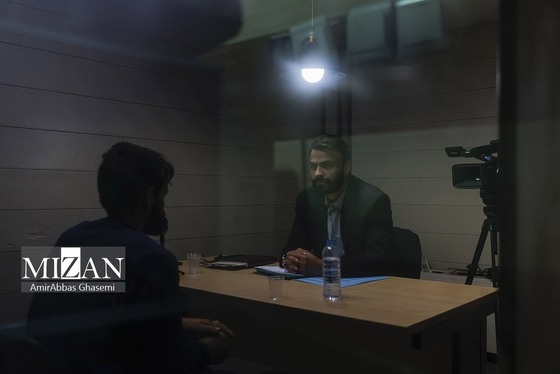 اولین تصاویر از متهمان پرونده قتل داریوش مهرجویی در جلسات بازپرسی + عکس سلاح سرد قاتلان