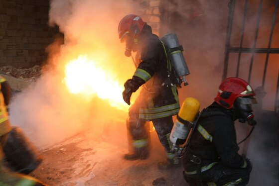 مهار حریق مهیب مغازه پیک نیک پرکنی در بولوار توس مشهد + تصاویر