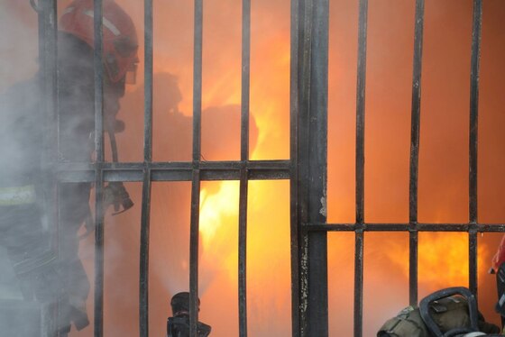 مهار حریق مهیب مغازه پیک نیک پرکنی در بولوار توس مشهد + تصاویر