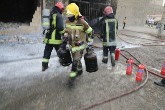 مهار حریق مهیب مغازه پیک نیک پرکنی در بولوار توس مشهد + تصاویر