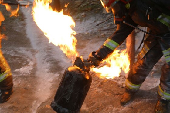 مهار حریق مهیب مغازه پیک نیک پرکنی در بولوار توس مشهد + تصاویر