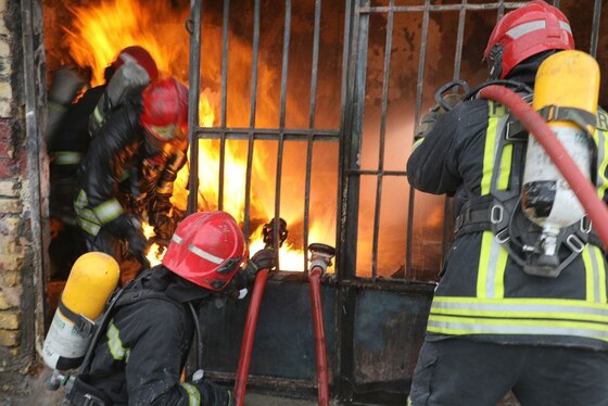 مهار حریق مهیب مغازه پیک نیک پرکنی در بولوار توس مشهد + تصاویر