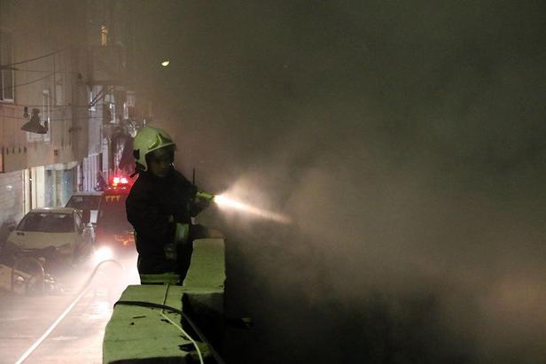 مهار آتش‌سوزی انبار ناایمن نگهداری کفش در خیابان امام‌رضا (ع) مشهد