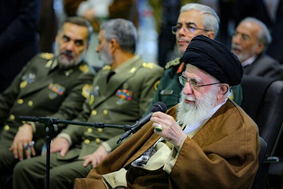 مقام معظم رهبری: هرجا جوانان ما با عزم و ایمان وارد شدند، کار‌های بزرگی انجام داده‌اند + فیلم و عکس