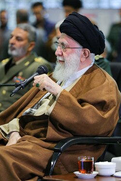 مقام معظم رهبری: هرجا جوانان ما با عزم و ایمان وارد شدند، کار‌های بزرگی انجام داده‌اند + فیلم و عکس