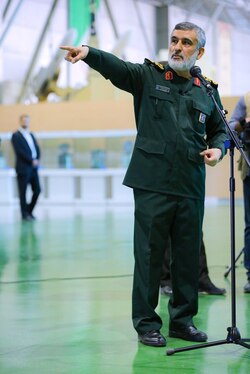 مقام معظم رهبری: هرجا جوانان ما با عزم و ایمان وارد شدند، کار‌های بزرگی انجام داده‌اند + فیلم و عکس