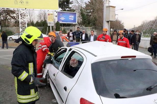 امدادرسانی آتش‌نشانان به مصدوم سانحه برخورد ۲۰۶ با اتوبوس در مشهد+تصاویر
