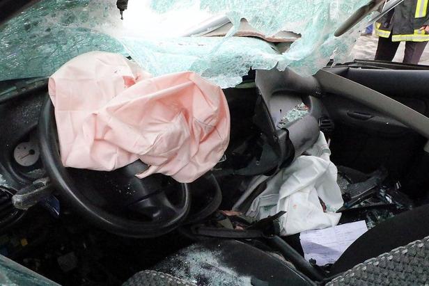 امدادرسانی آتش‌نشانان به مصدوم سانحه برخورد ۲۰۶ با اتوبوس در مشهد+تصاویر