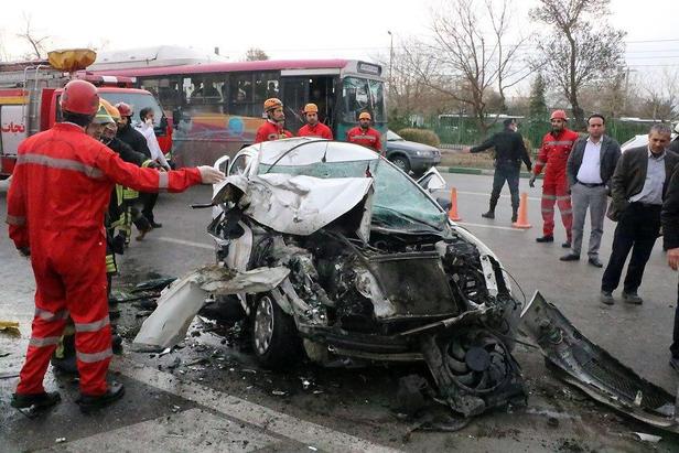 امدادرسانی آتش‌نشانان به مصدوم سانحه برخورد ۲۰۶ با اتوبوس در مشهد+تصاویر