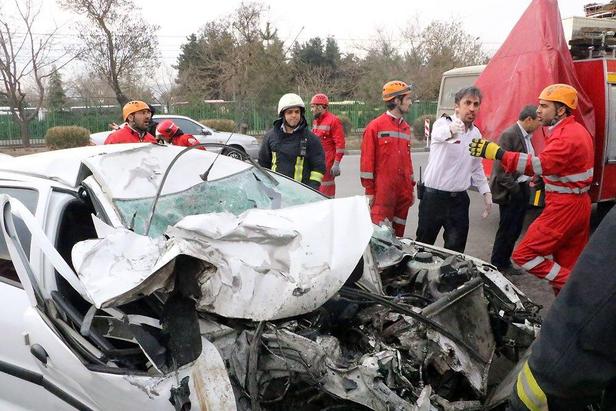 امدادرسانی آتش‌نشانان به مصدوم سانحه برخورد ۲۰۶ با اتوبوس در مشهد+تصاویر