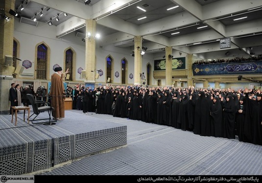 رهبر معظم انقلاب در دیدار با هزاران نفر از زنان و دختران: رویکرد غرب به زن در دو عامل سودجویی و لذت‌جویی خلاصه می‌شود + فیلم