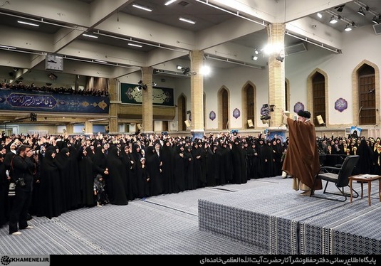 رهبر معظم انقلاب در دیدار با هزاران نفر از زنان و دختران: رویکرد غرب به زن در دو عامل سودجویی و لذت‌جویی خلاصه می‌شود + فیلم