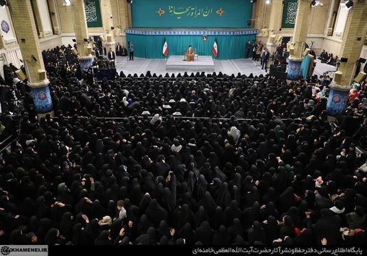 رهبر معظم انقلاب در دیدار با هزاران نفر از زنان و دختران: رویکرد غرب به زن در دو عامل سودجویی و لذت‌جویی خلاصه می‌شود + فیلم