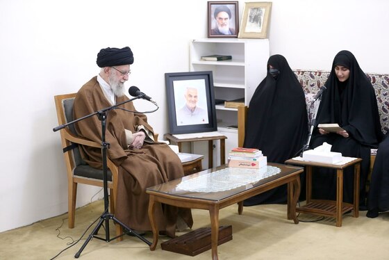 رهبر معظم انقلاب در دیدار با خانواده شهید سلیمانی: مهم‌ترین نقش و خدمت این شهید بزرگوار، احیای جبهۀ مقاومت در منطقه بوده است