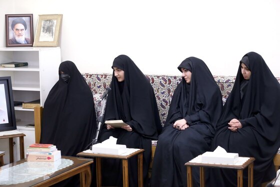 رهبر معظم انقلاب در دیدار با خانواده شهید سلیمانی: مهم‌ترین نقش و خدمت این شهید بزرگوار، احیای جبهۀ مقاومت در منطقه بوده است