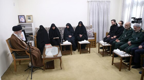 رهبر معظم انقلاب در دیدار با خانواده شهید سلیمانی: مهم‌ترین نقش و خدمت این شهید بزرگوار، احیای جبهۀ مقاومت در منطقه بوده است