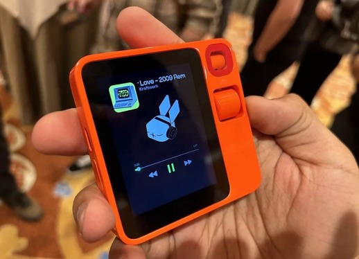 معرفی گجت Rabbit R1، یک دستیار هوش مصنوعی برای کنترل اپلیکیشن‌ها