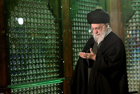 حضور رهبر معظم انقلاب در حرم مطهر امام راحل و گلزار شهدای بهشت زهرا (س) در آستانه دهه فجر (۱۱ بهمن ۱۴۰۲) + عکس