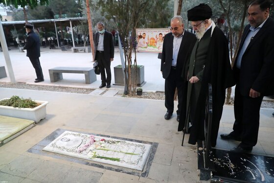 حضور رهبر معظم انقلاب در حرم مطهر امام راحل و گلزار شهدای بهشت زهرا (س) در آستانه دهه فجر (۱۱ بهمن ۱۴۰۲) + عکس