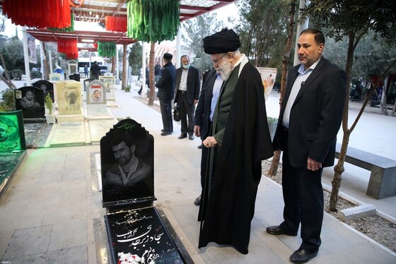 حضور رهبر معظم انقلاب در حرم مطهر امام راحل و گلزار شهدای بهشت زهرا (س) در آستانه دهه فجر (۱۱ بهمن ۱۴۰۲) + عکس