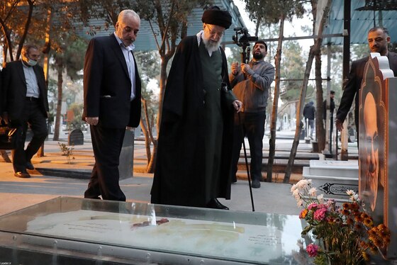 حضور رهبر معظم انقلاب در حرم مطهر امام راحل و گلزار شهدای بهشت زهرا (س) در آستانه دهه فجر (۱۱ بهمن ۱۴۰۲) + عکس