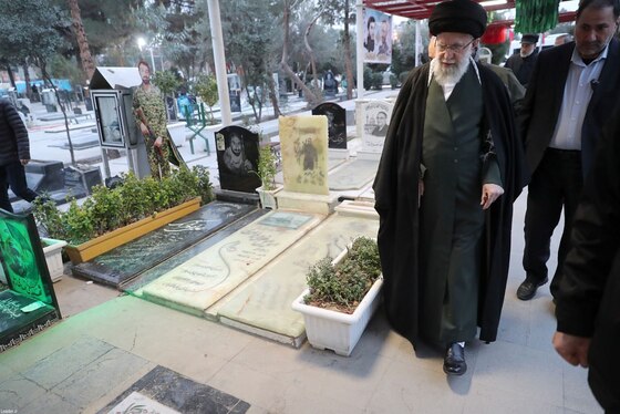 حضور رهبر معظم انقلاب در حرم مطهر امام راحل و گلزار شهدای بهشت زهرا (س) در آستانه دهه فجر (۱۱ بهمن ۱۴۰۲) + عکس