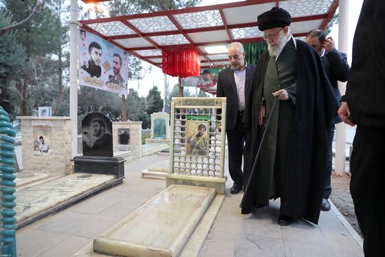 حضور رهبر معظم انقلاب در حرم مطهر امام راحل و گلزار شهدای بهشت زهرا (س) در آستانه دهه فجر (۱۱ بهمن ۱۴۰۲) + عکس