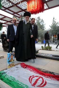 حضور رهبر معظم انقلاب در حرم مطهر امام راحل و گلزار شهدای بهشت زهرا (س) در آستانه دهه فجر (۱۱ بهمن ۱۴۰۲) + عکس