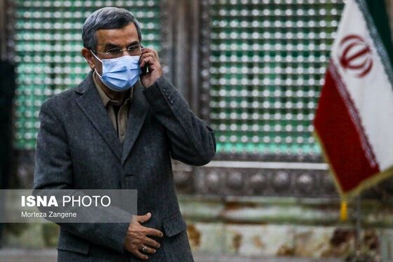 ماجرای کبودی صورت احمدی نژاد در حرم امام خمینی (ره) چیست؟ + عکس