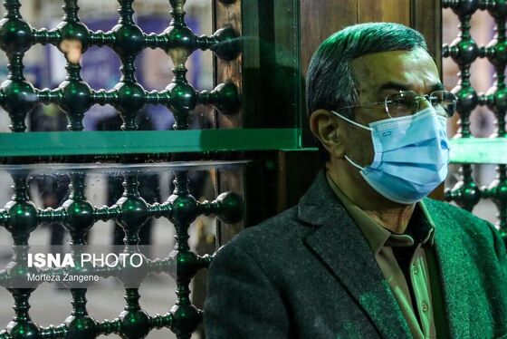 ماجرای کبودی صورت احمدی نژاد در حرم امام خمینی (ره) چیست؟ + عکس