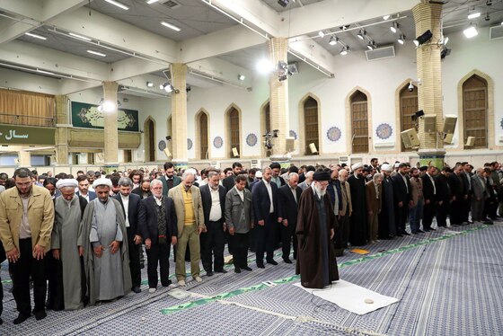 دیدار شاعران با رهبر انقلاب برگزار شد | آیت الله خامنه‌ای: شعر فارسی در جنگ رسانه ای، کم‌نظیر و قدرتمند است + فیلم و عکس