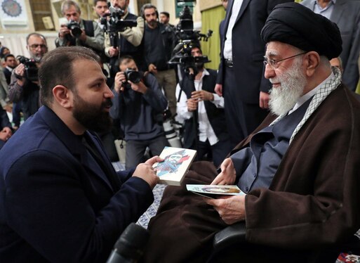 دیدار شاعران با رهبر انقلاب برگزار شد | آیت الله خامنه‌ای: شعر فارسی در جنگ رسانه ای، کم‌نظیر و قدرتمند است + فیلم و عکس
