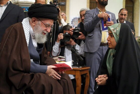 دیدار شاعران با رهبر انقلاب برگزار شد | آیت الله خامنه‌ای: شعر فارسی در جنگ رسانه ای، کم‌نظیر و قدرتمند است + فیلم و عکس