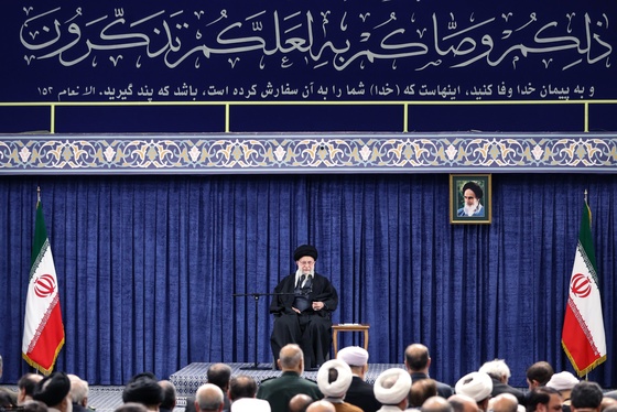 رهبر معظم انقلاب: رژیم صهیونیستی، سیلی اقدام در سوریه را خواهد خورد | فعالیت‌های وسیع زیر ساختی بخش شیرین اقتصاد است + فیلم و تصاویر
