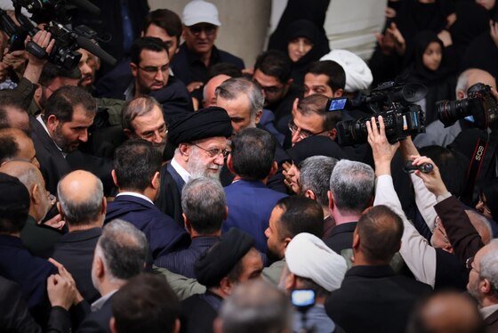 اقامه نماز رهبر معظم انقلاب بر پیکر شهدای حمله تروریستی به سفارت ایران در دمشق + فیلم و تصاویر