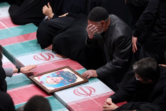 اقامه نماز رهبر معظم انقلاب بر پیکر شهدای حمله تروریستی به سفارت ایران در دمشق + فیلم و تصاویر