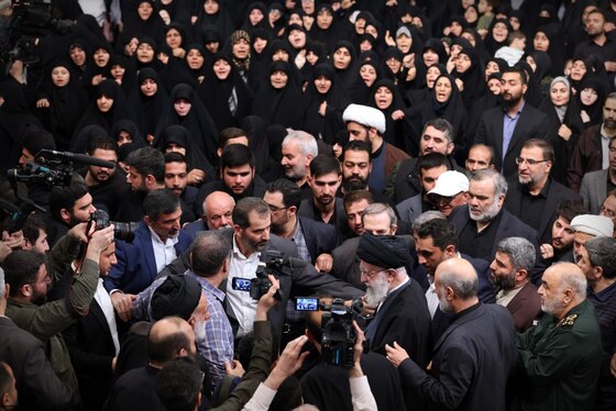 اقامه نماز رهبر معظم انقلاب بر پیکر شهدای حمله تروریستی به سفارت ایران در دمشق + فیلم و تصاویر